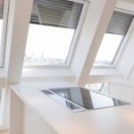 Designo I8 - Fenêtres à projection motorisé en PVC dans Cuisine par Déclic & Toit