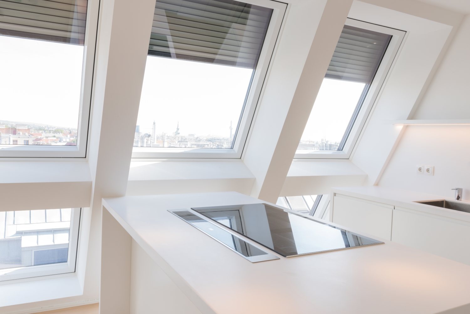 Designo I8 - Fenêtres à projection motorisé en PVC dans Cuisine par Déclic & Toit