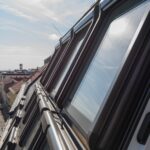 Designo I8 - Fenêtres extérieurs à projection motorisé en PVC par Déclic & Toit