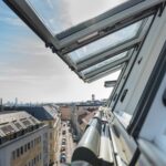 Designo I8 - Fenêtres extérieurs à projection motorisé en PVC par Déclic & Toit
