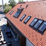 Designo R4 - Fenêtres à rotation manuelle en PVC sur toit en tuile par Déclic & Toit