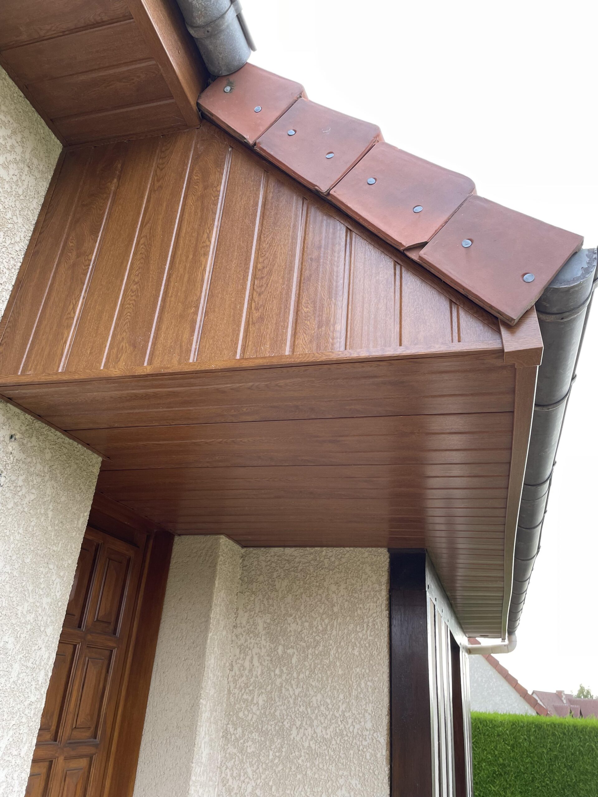 Dessous de toit marron en bois par Déclic & Toit