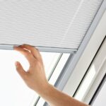 Store plissé blanc Roto© avec Fenêtre PVC par Déclic & Toit