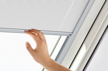 Store plissé blanc Roto© avec Fenêtre PVC par Déclic & Toit